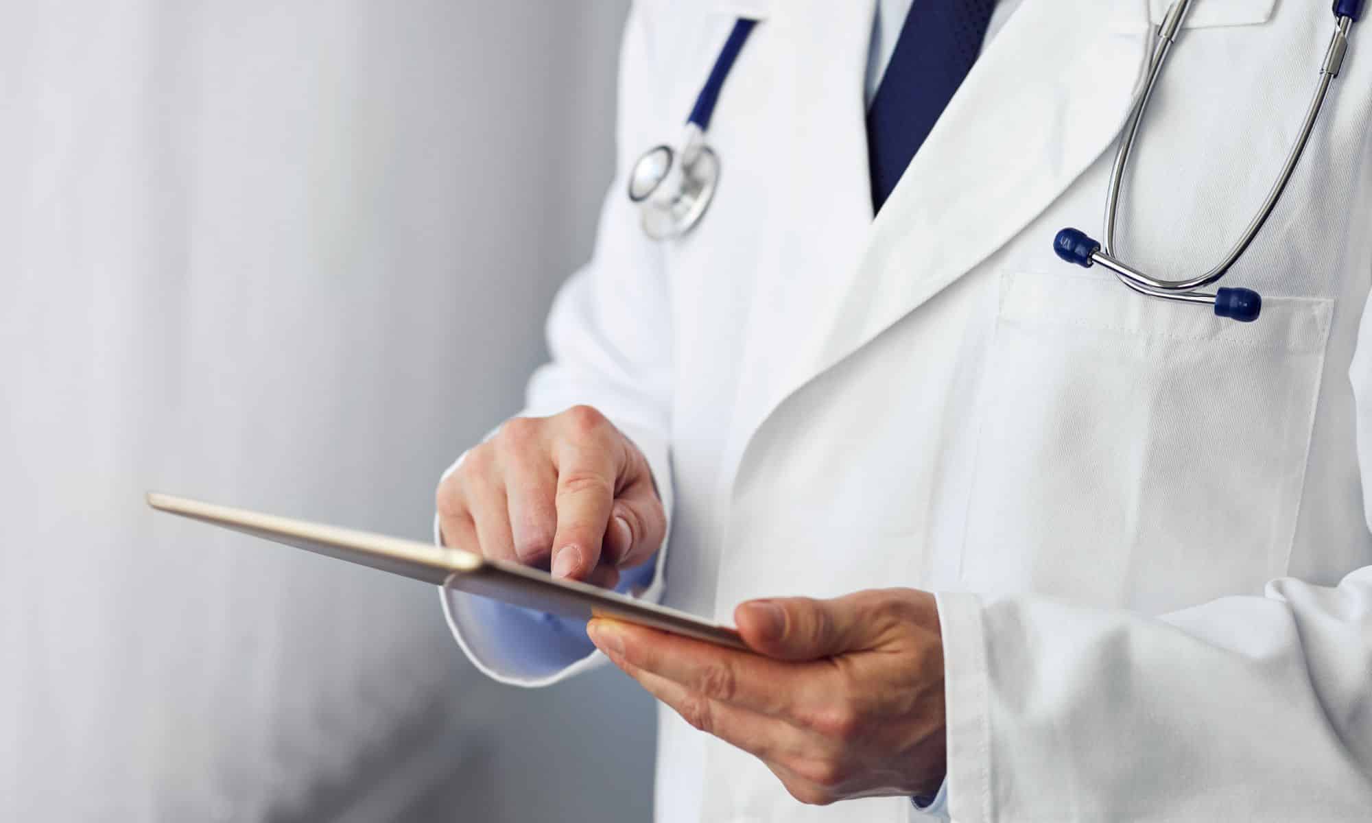 healthcare - Optimize Connectivity doctor using a tablet